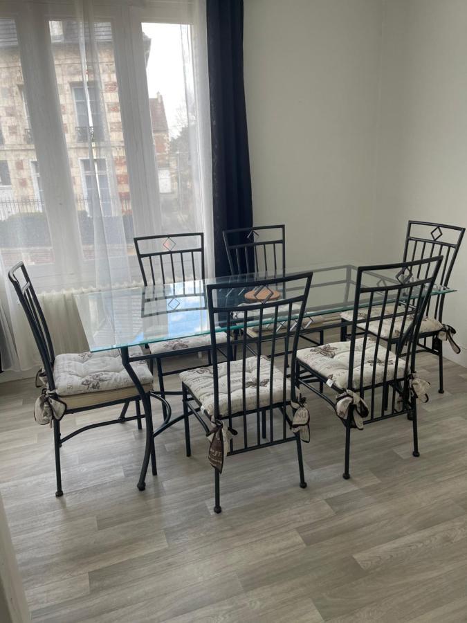 Erliz Apartment โนยง ภายนอก รูปภาพ